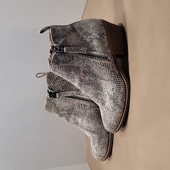 Very G Snakeskin Texture Booties / Ankle Boots. Size 8, Excellent Condition! - Picture 3 of 6
